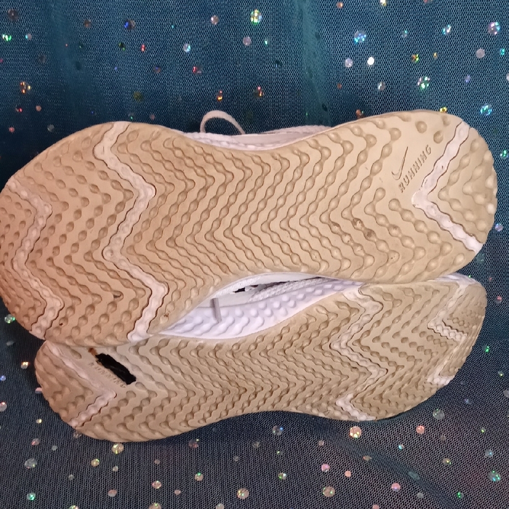 Nike Women’s White Running Shoes with Leopard Print Trim - Picture 8 of 9